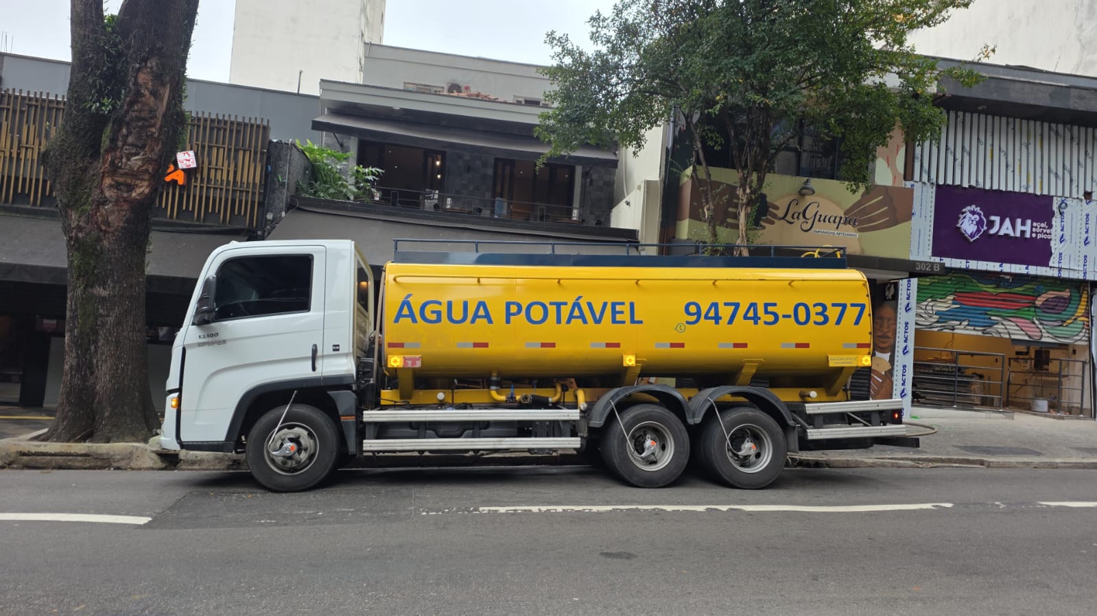 Caminhão-pipa para transporte de água potável em São Paulo